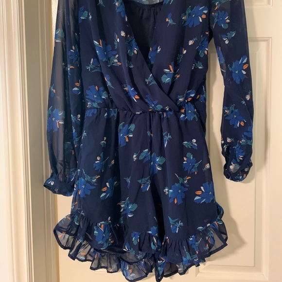 Adorable romper with ruffle trim sz M-L - Picture 1 of 4